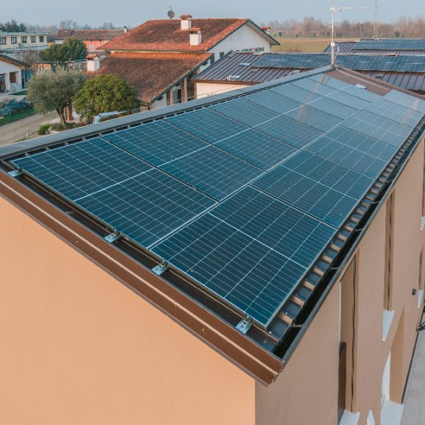 Impianto fotovoltaico autonomo sul tetto di un edificio Distretto Casa Costruzioni