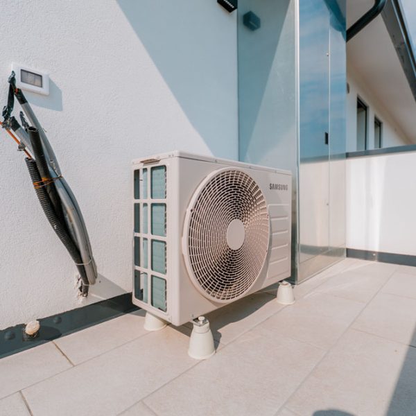 Pompa di calore senza gas in una nuova costruzione Distretto Casa Costruzioni